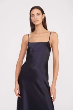 MEANDER DRESS | NAVY -Staud 026 230601 Staud Fall Ecom 01591 web 3fa59d43 0d98 4f9f b76c 71450bf39460